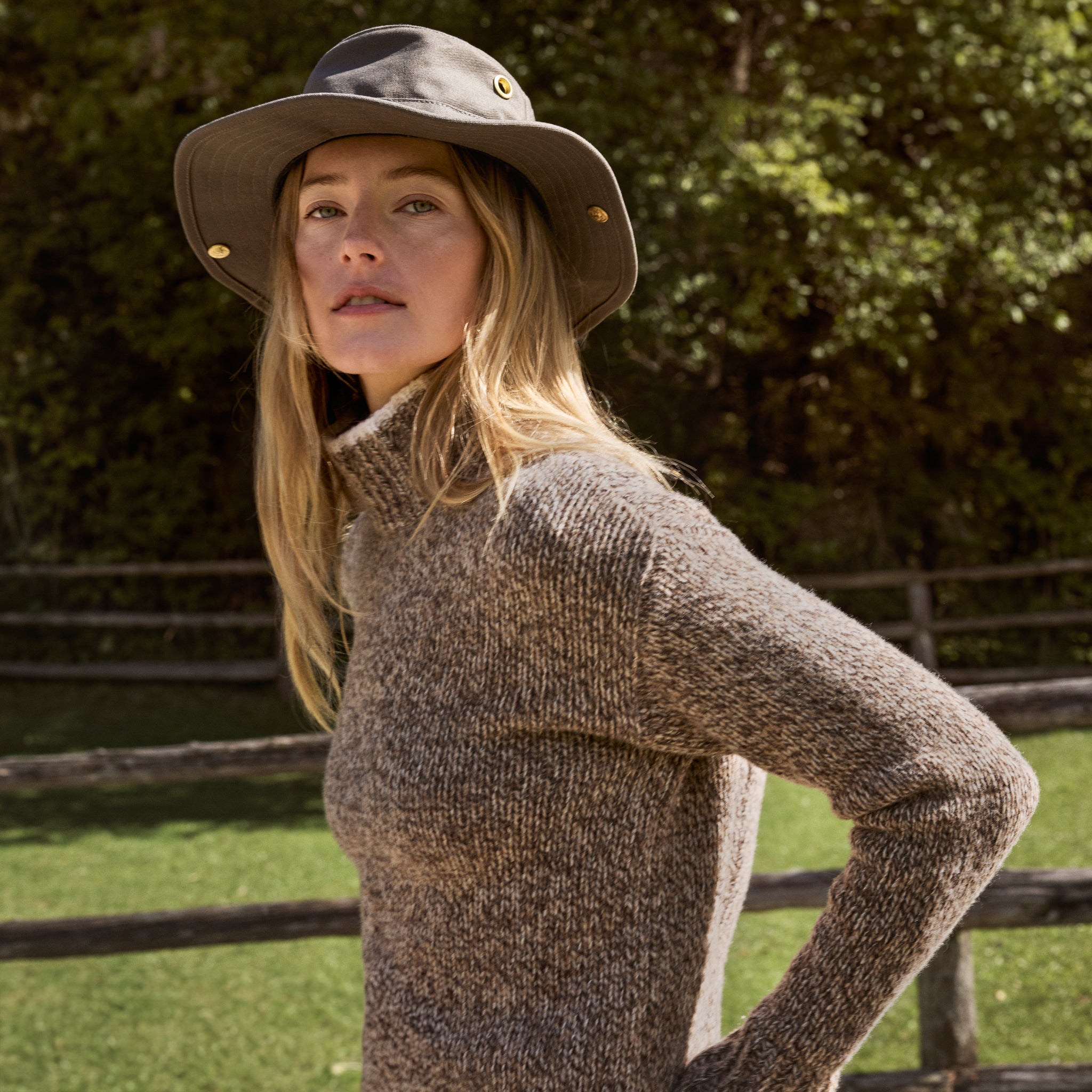 HP--2048-x-2048-mobile-banner-womens-sweaters-darker